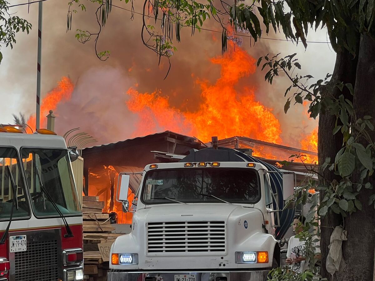 El incendio consumió todo el negocio de maderas. (Cortesía)