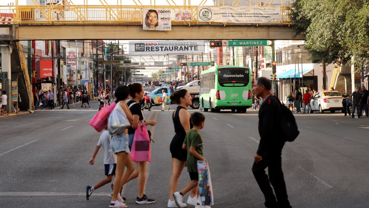 Frente al Mercado Juárez, el paso peatonal está de adorno, porque los ciudadanos no lo usan. Roberto Alanís