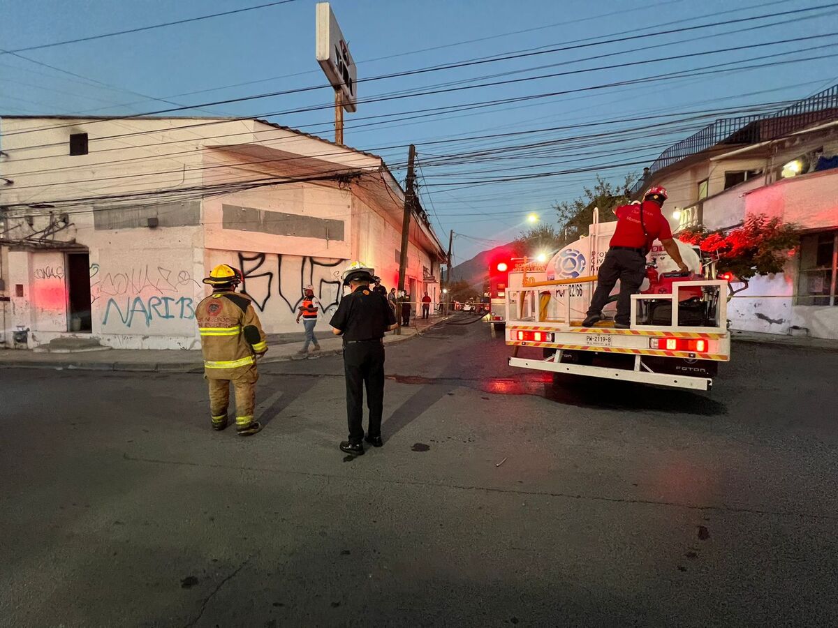 El fuego alcanzó un área en donde se elaboraban muebles. Foto: Mayte Villasana