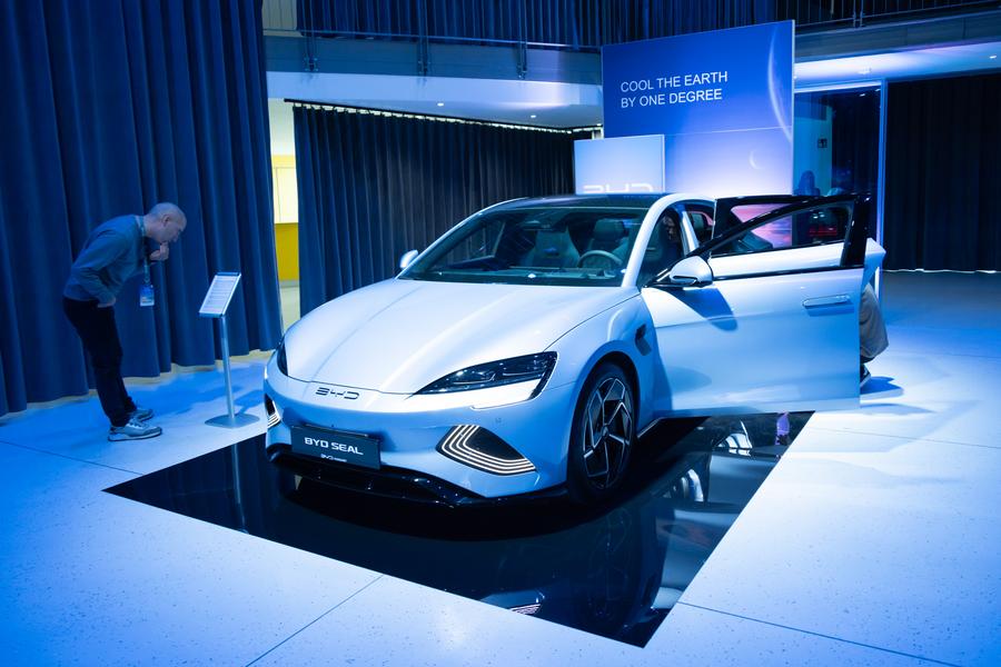 Un hombre mira un vehículo eléctrico BYD en Budapest, Hungría. (Foto de Attila Volgyi/Xinhua)