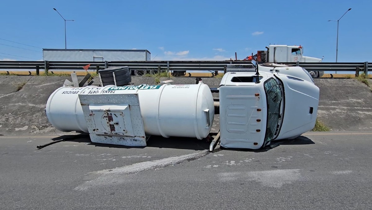 El incidente vial se registró sobre la entrada al Anillo Periférico. Foto: Fabricio Gallegos