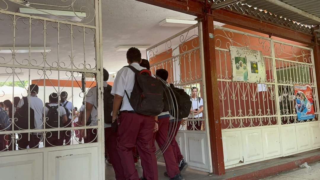 Jóvenes hospitalizados tras inhalar sustancia en escuela de Apatzingán | Especial