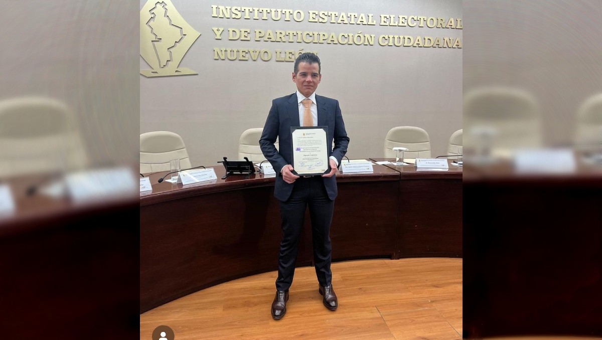 Miguel Flores recibió la constancia como diputado local de MC. Foto: Especial