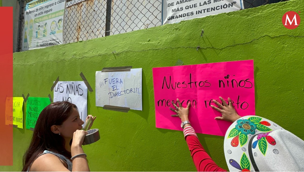 Padres de familia se manifiestan afuera de primaria para exigir justicia por un presunto abuso sexual. Foto: (Especial)