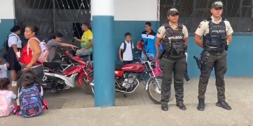 Policias resguardando escuelas en Ecuador | Foto: captura de pantalla video de X/@PoliciaEcuador