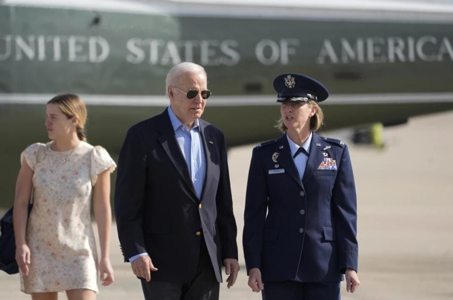 El presidente Joe Biden escoltado por la coronela de la Fuerza Aérea, Angela Ochoa, en su llegada a Italia | Foto: AP