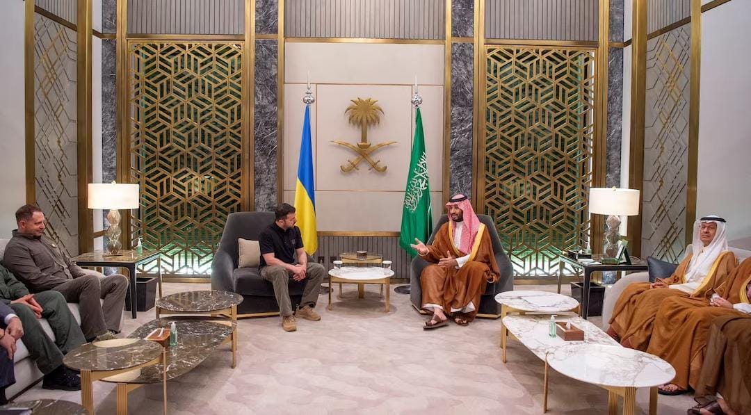 El príncipe heredero saudí Mohammed Bin Salman se reúne con el presidente ucraniano Volodimir Zelenski en Yeda, Arabia Saudita | Foto: Reuters