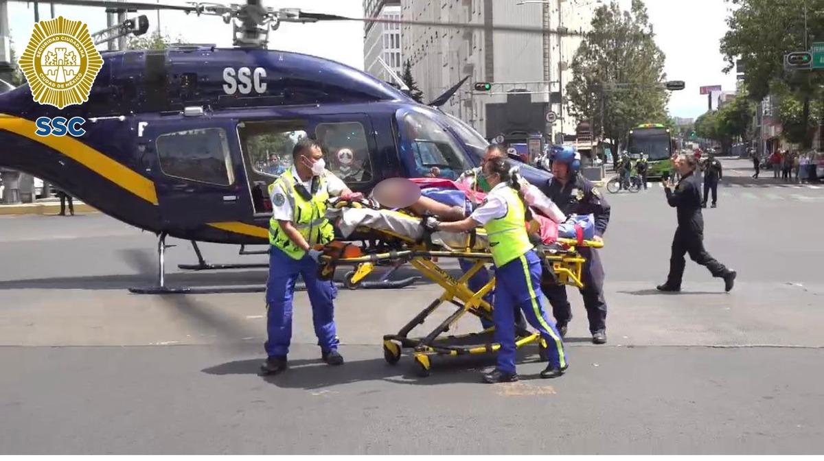 La agrupación Cóndores trasladó al hombre a un hospital cercano, ya que sufrió quemadura.