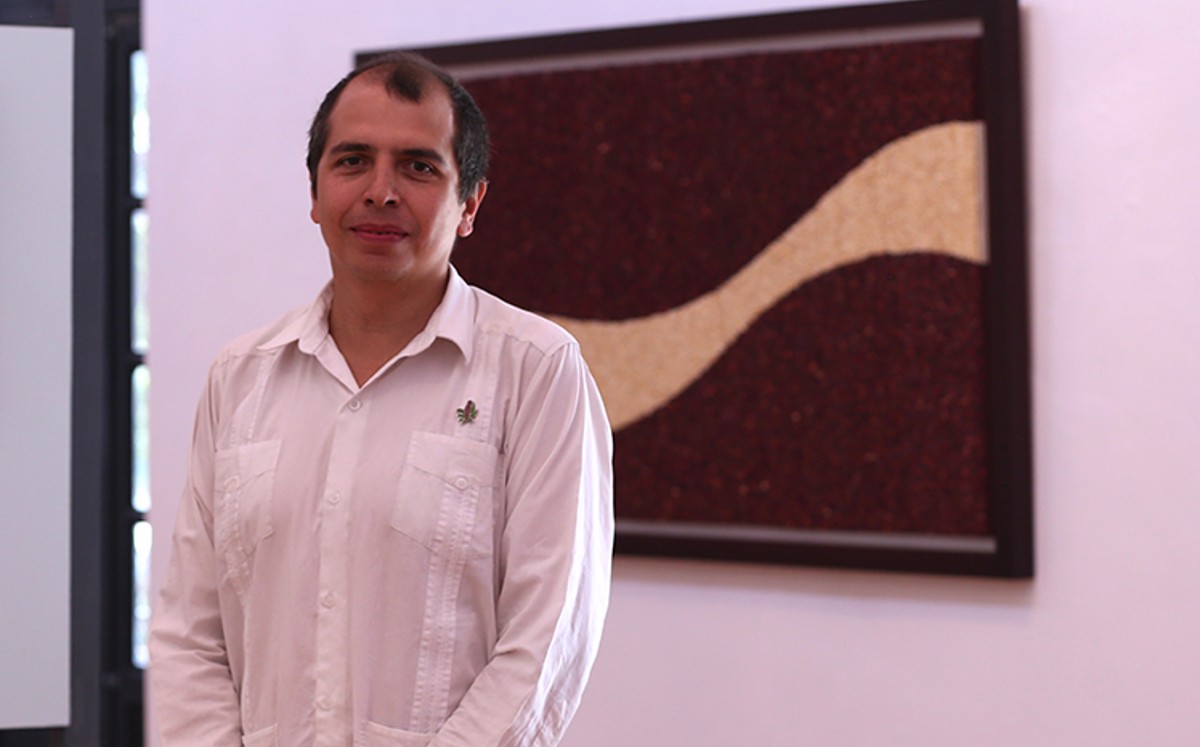 El artista Santiago Robles en la exposición  In celicayotl in itzmolincayotl (La frescura, la germinación). FOTO: Ariana Pérez