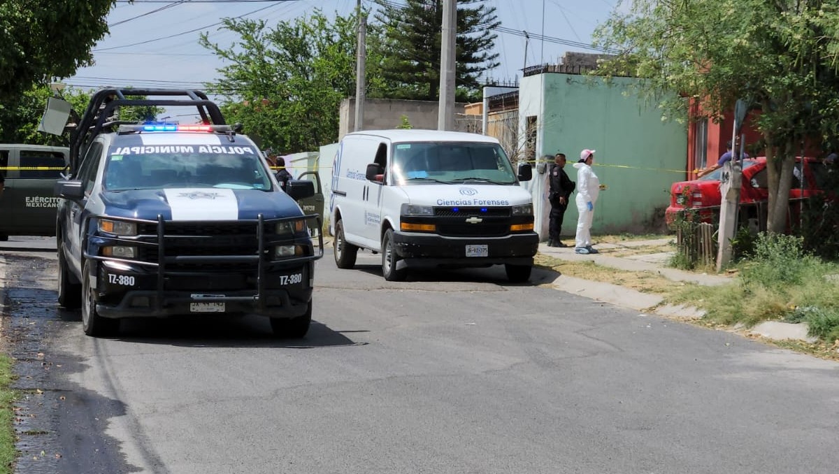 Autoridades acudieron a la colonia Hacienda Santa Fe de Tlajomulco donde un hombre fue asesinado (Juan Carlos Munguía)