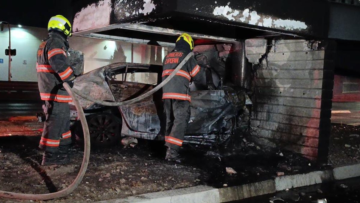 Bomberos apagaron el auto en llamas sobre Periférico en Zapopan (Vicente Torres Alfaro)