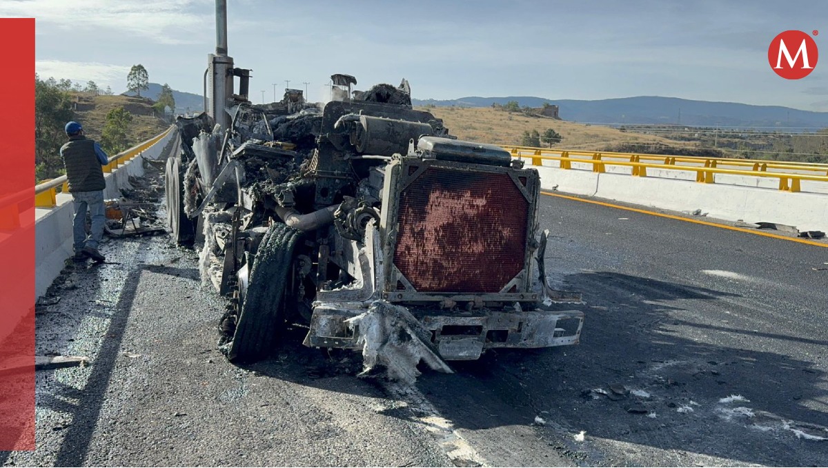 Cabina de tráiler consumida por las llamas tras un choque en la carretera Texcoco-Calpulalpan. Foto:  (Osvaldo Müller)