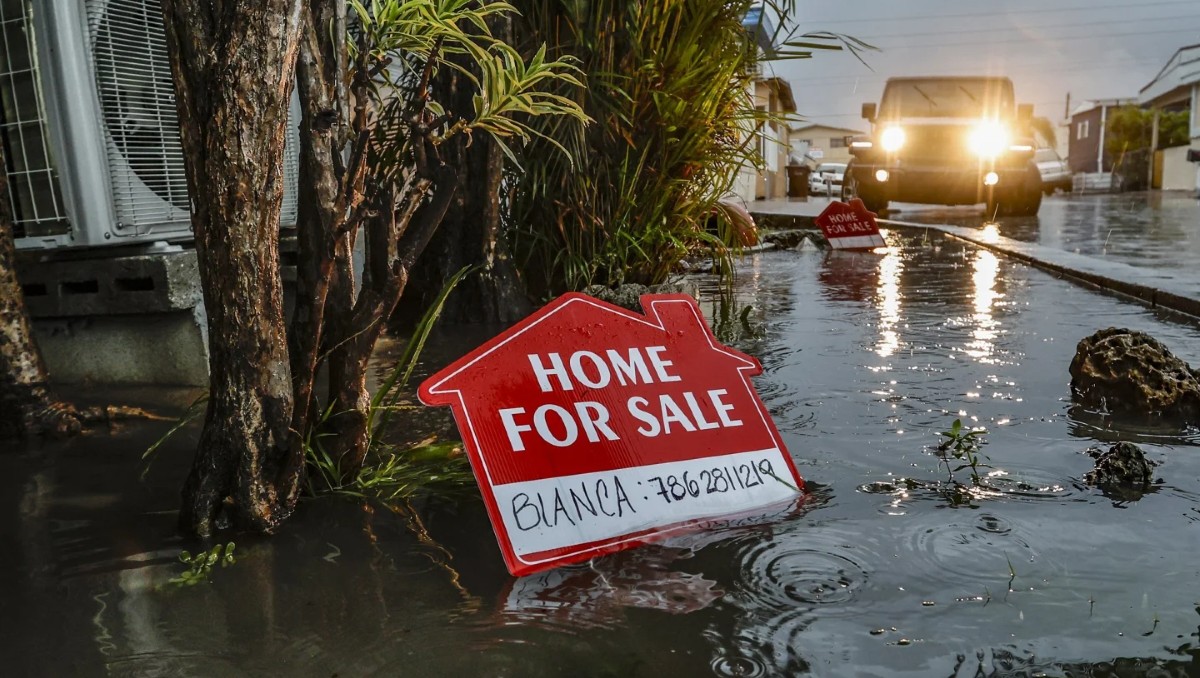 La costa sureste de Florida también ha sido afectada desde el martes con inundaciones en Sarasota. | AP