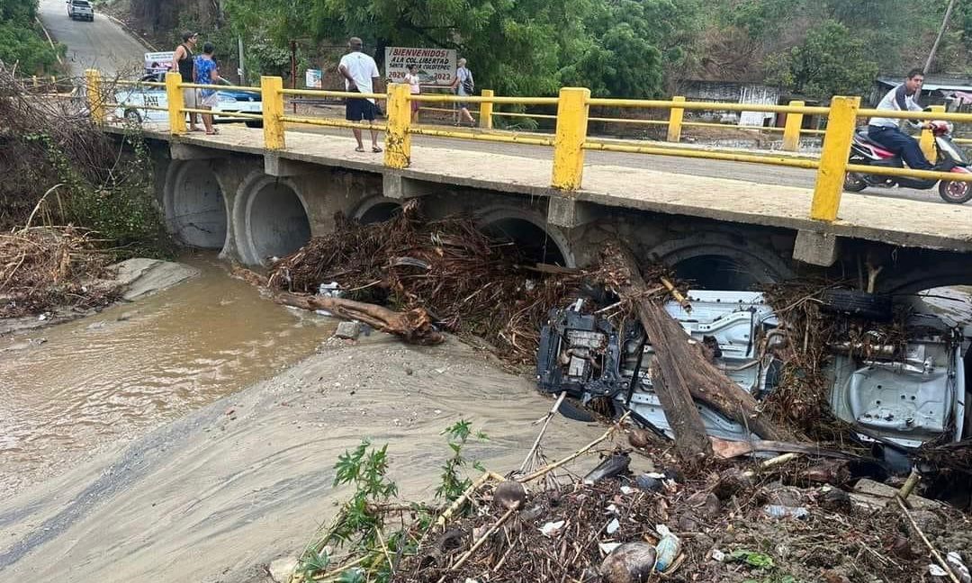 Los derrumbes se ubican entre el segundo y tercer túnel en dirección Puerto Escondido a Oaxaca. | Especial.