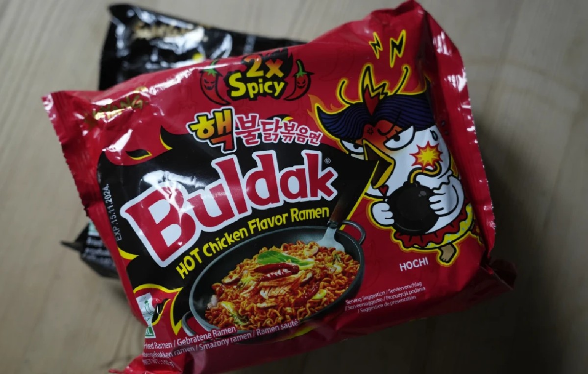 Los fideos Buldak se siguen comercializando en México en distintas presentaciones (AP)