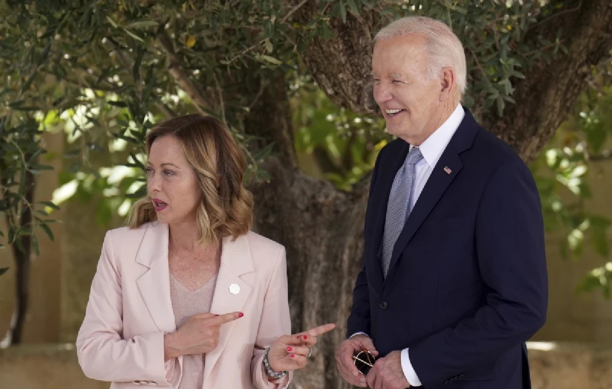 Joe Biden junto a la primera ministra de Italia, Giorgia Meloni (AP)