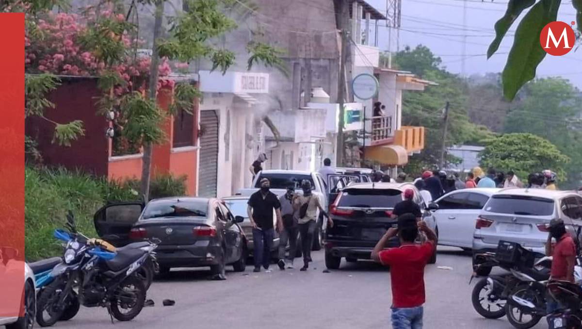 Resultado del enfrentamiento, hubo vehículos destrozados y personas lesionadas. (Foto: Especial)