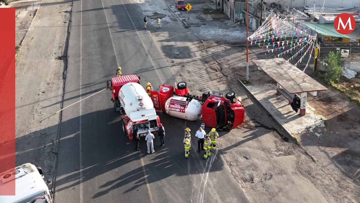 Volcadura de pipa en carretera México-Pachuca. Foto:  (Osvaldo Müller)