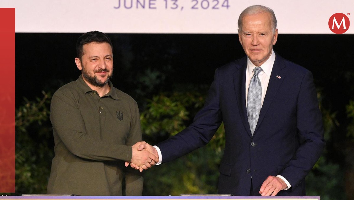 Volodimir Zelensky y Joe Biden se dieron un apretón de manos tras la firma. | EFE
