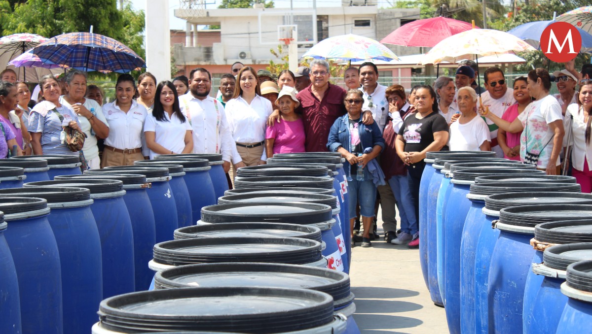 Chemours junto a autoridades apoyaron a familias de Altamira con tambores para almacenar agua.
