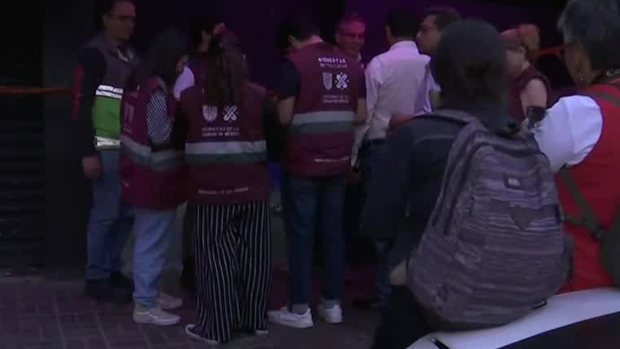 Decenas de jóvenes salen en estampida durante un operativo en un bar de la Ciudad de México