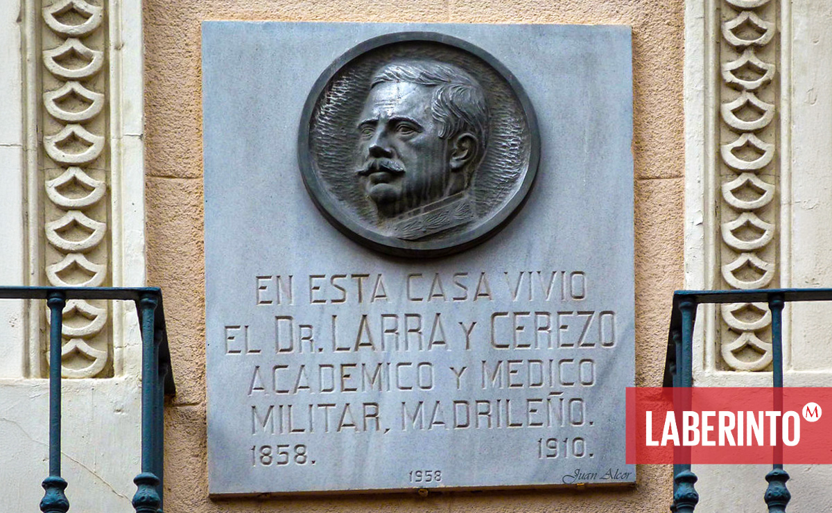 Placa en la antigua vivienda del doctor Ángel de Larra y Cerezo en la calle Costanilla de los Ángeles.. (Juan Alcor)