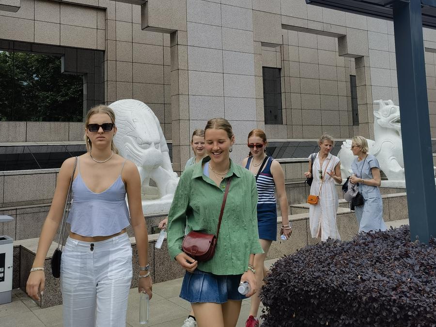Turistas son fotografiados de camino al Museo de Shanghái. (Xinhua/Chen Aiping)