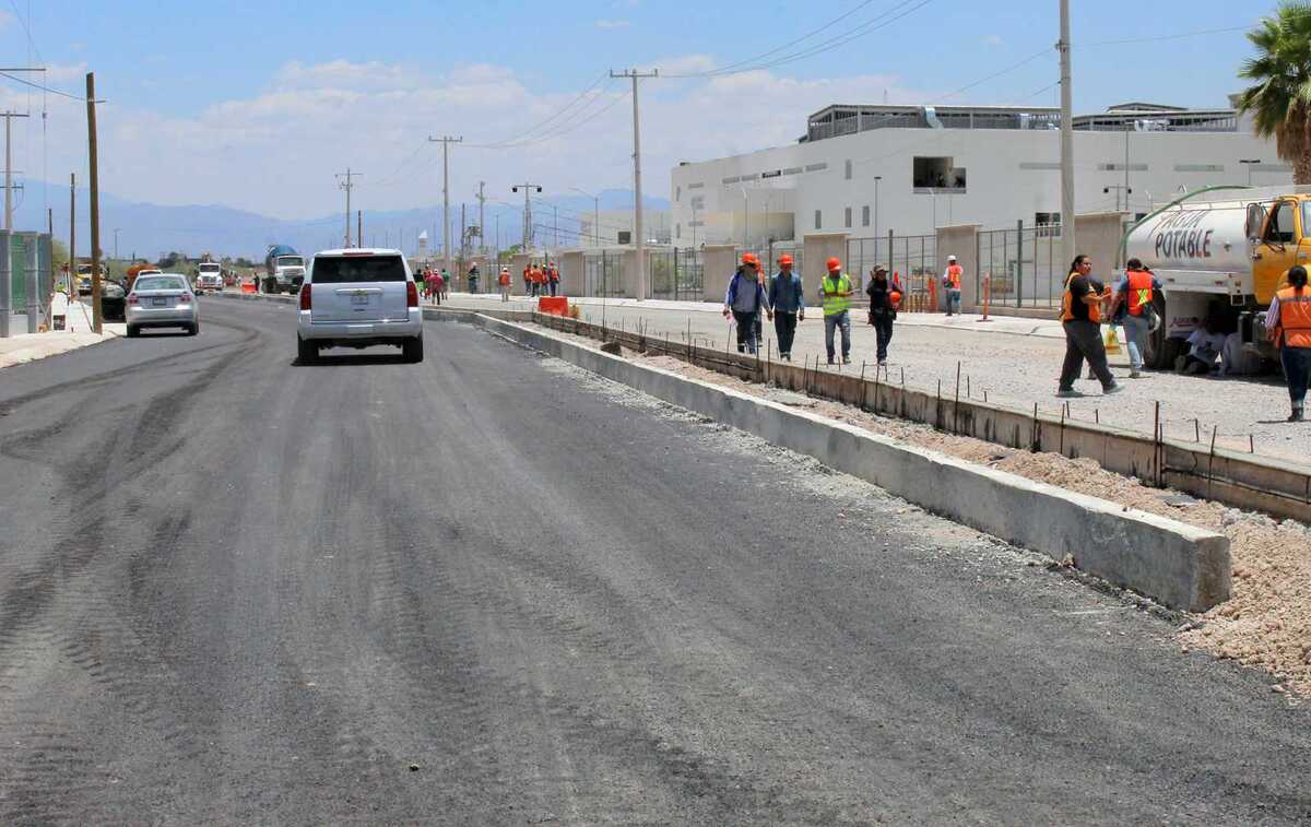 Bulevar conecta al nuevo ISSSTE , obra que consta de 800 metros de largo y un ancho de 25 metros con tres carriles