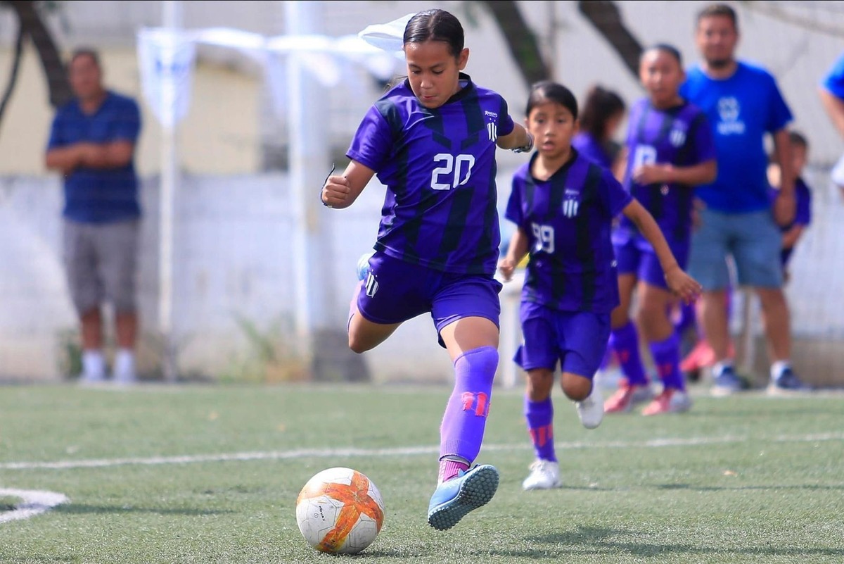 La pequeña Karen aspira a ser profesional del balompié cuando sea grande. Especial