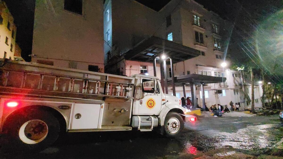 Adultos mayores y menor de edad quedan atrapados en elevador de hospital en Xalapa. | Especial