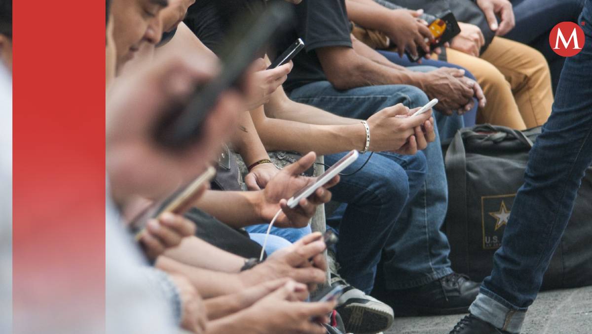 Los mexicanos principalmente acceden a internet a través del celular (Cuartoscuro)