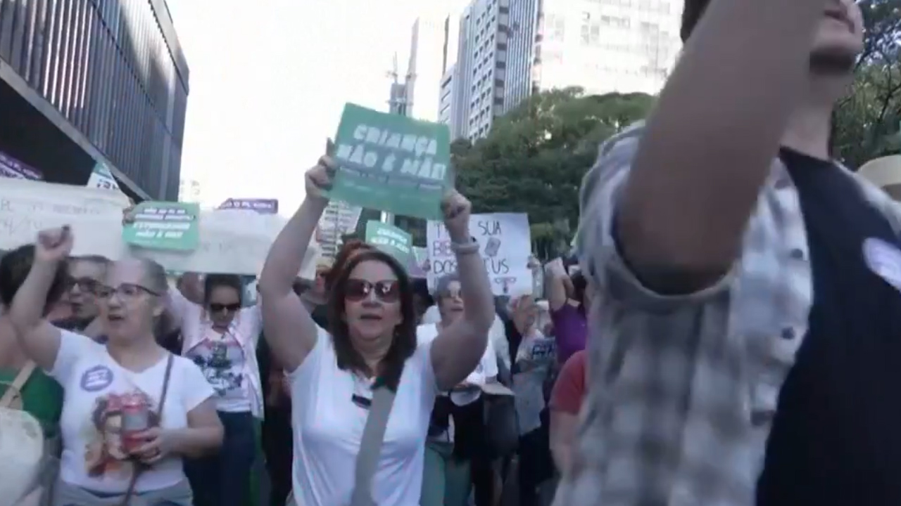 Mujeres protestan en Brasil por ley que penaliza el aborto como homicidio