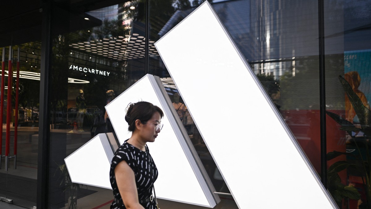 Adidas dijo que haber recibido "una carta anónima indicando posibles violaciones del cumplimiento en China", declaró un portavoz. Foto: AFP