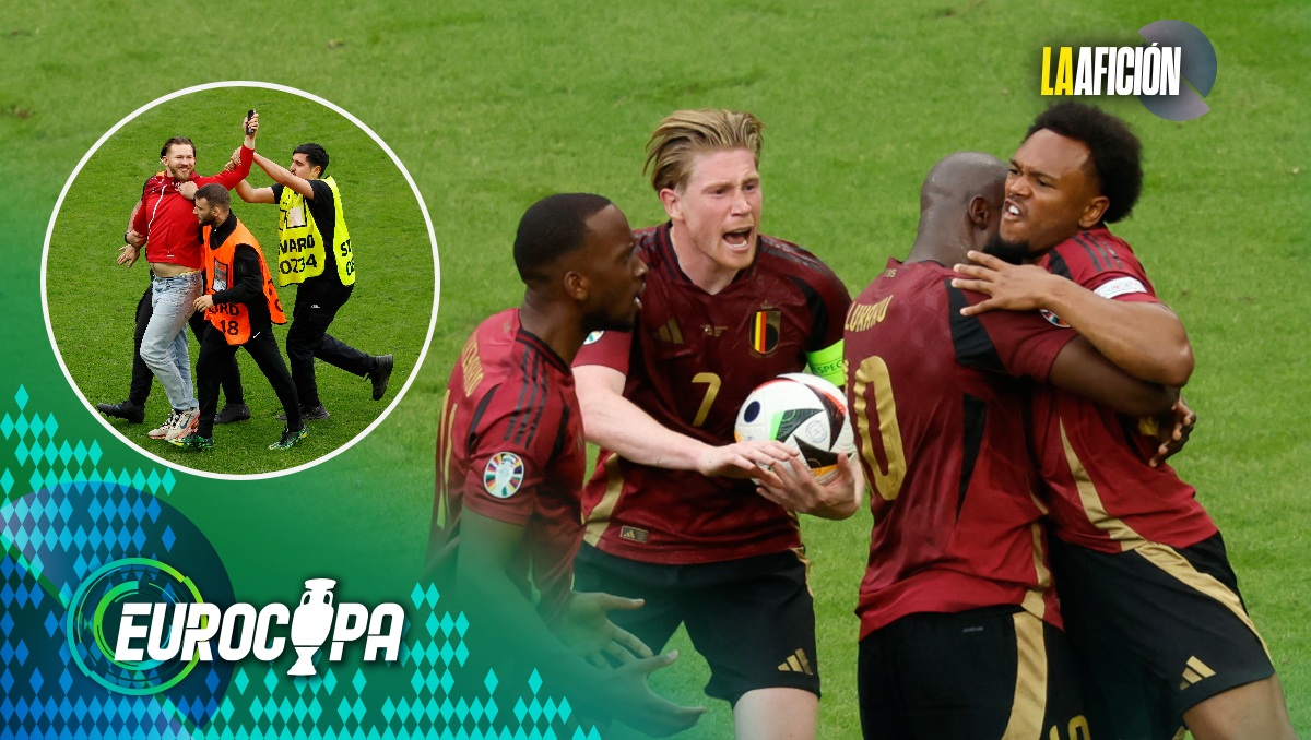 Un espontáneo salta al campo tras el gol anulado a Lukaku en partido de Bélgica (Reuters)