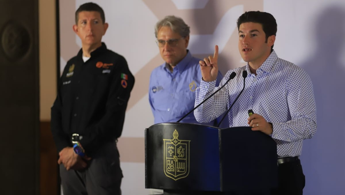 gobernador Samuel García acompañado del director de agua y drenaje y del director de protección civil | Foto: Leonel Rocha