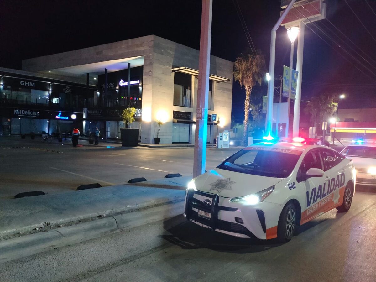 En presunto estado de ebriedad y armado, un hombre se impactó contra una pastelería. | Especial