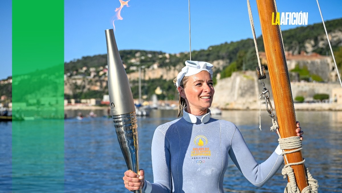 La antorcha olímpica se sumerge en el mar Mediterráneo (AFP)