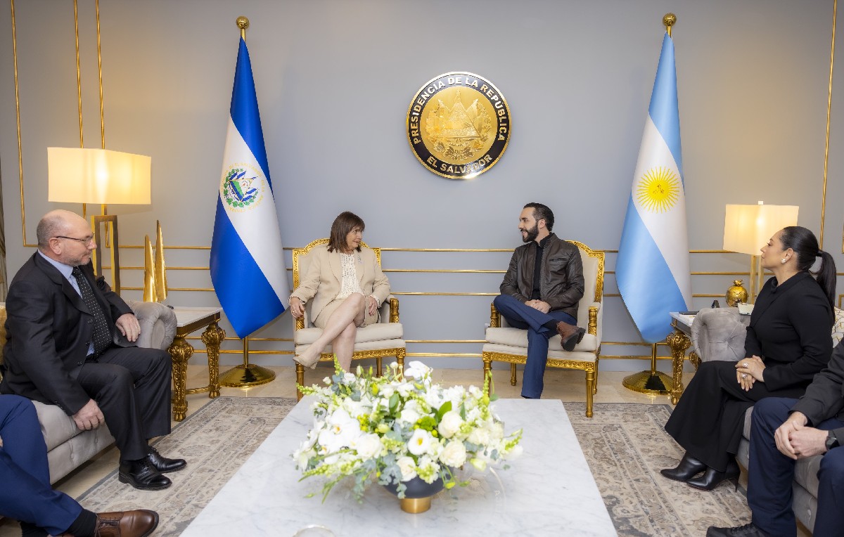Ministra de Seguridad argentina, Patricia Bullrich, junto al presidente Nayib Bukele (X/@nayibbukele)