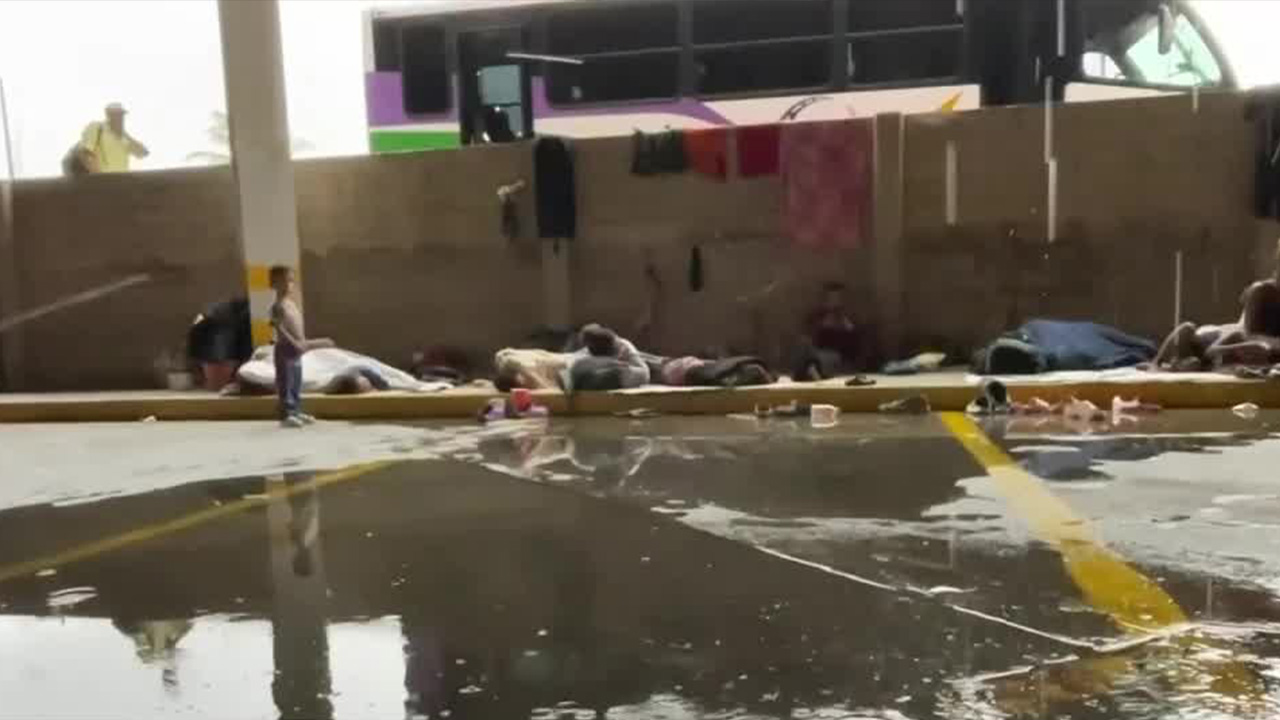 Cientos de migrantes quedan varados en Tehuantepec debido a las fuertes lluvias