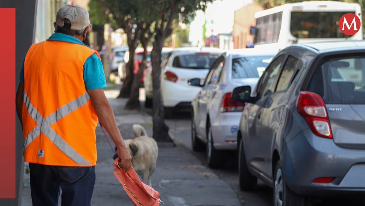 Franeleros de Antorcha Campesina conservan estacionamientos de Puebla | EsImagen