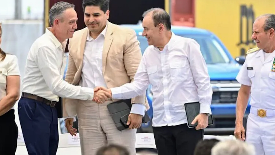Gobierno de Sonora reactiva puerto de Guaymas, envía primera embarcación con vehículos de Ford