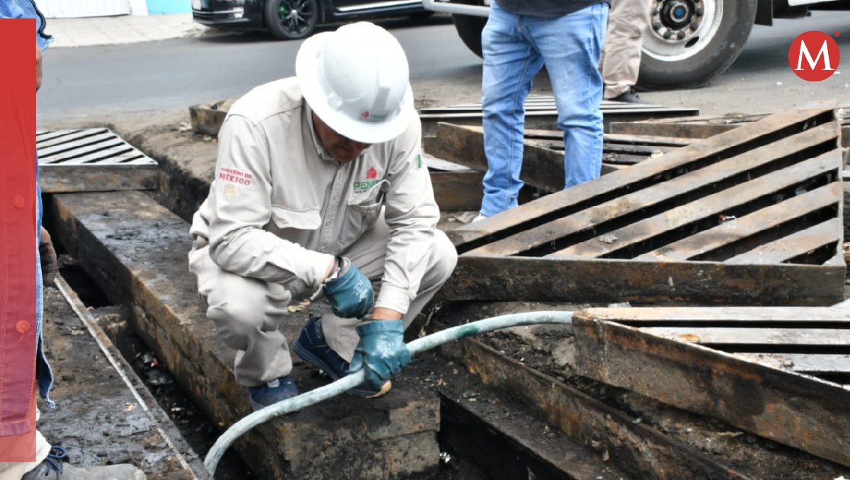 Personal de Pemex investiga el presunto brote de gasolina. Foto: (Especial)