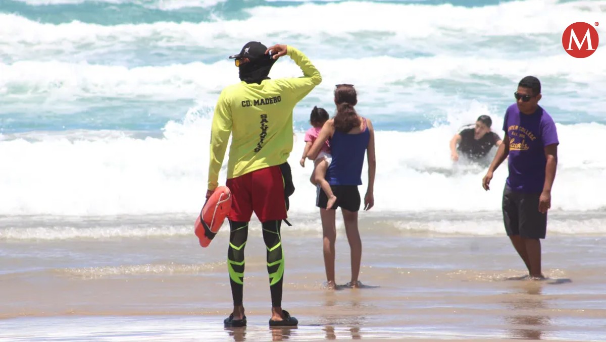 Salvavidas en playa Miramar. Foto: Yazmín Sánchez
