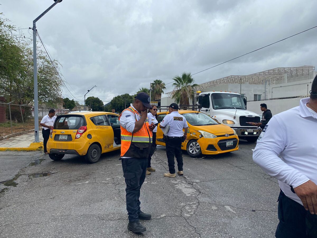 Choque entre taxis en Torreón.