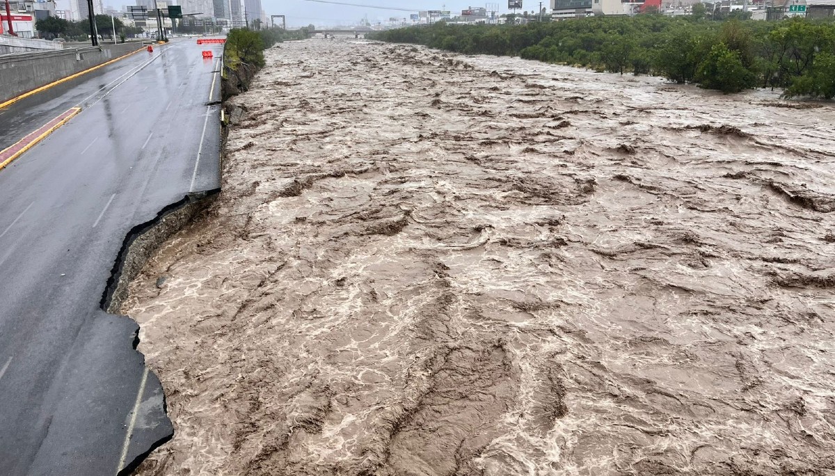 Desgajamiento en avenida Constitución en Monterrey / Jorge López
