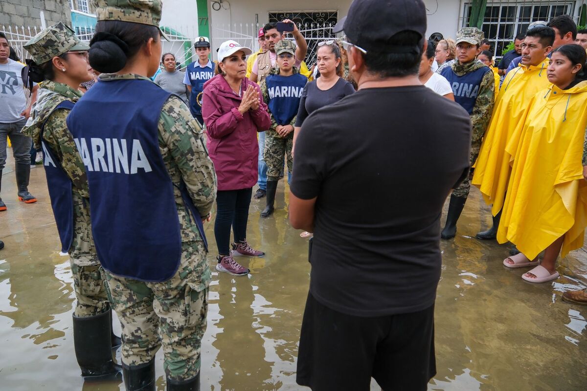 Mara Lezama y el equipo de gobierno entregaron enseres domésticos a aquellas familias que perdieron todo durante las inundaciones. | Especial