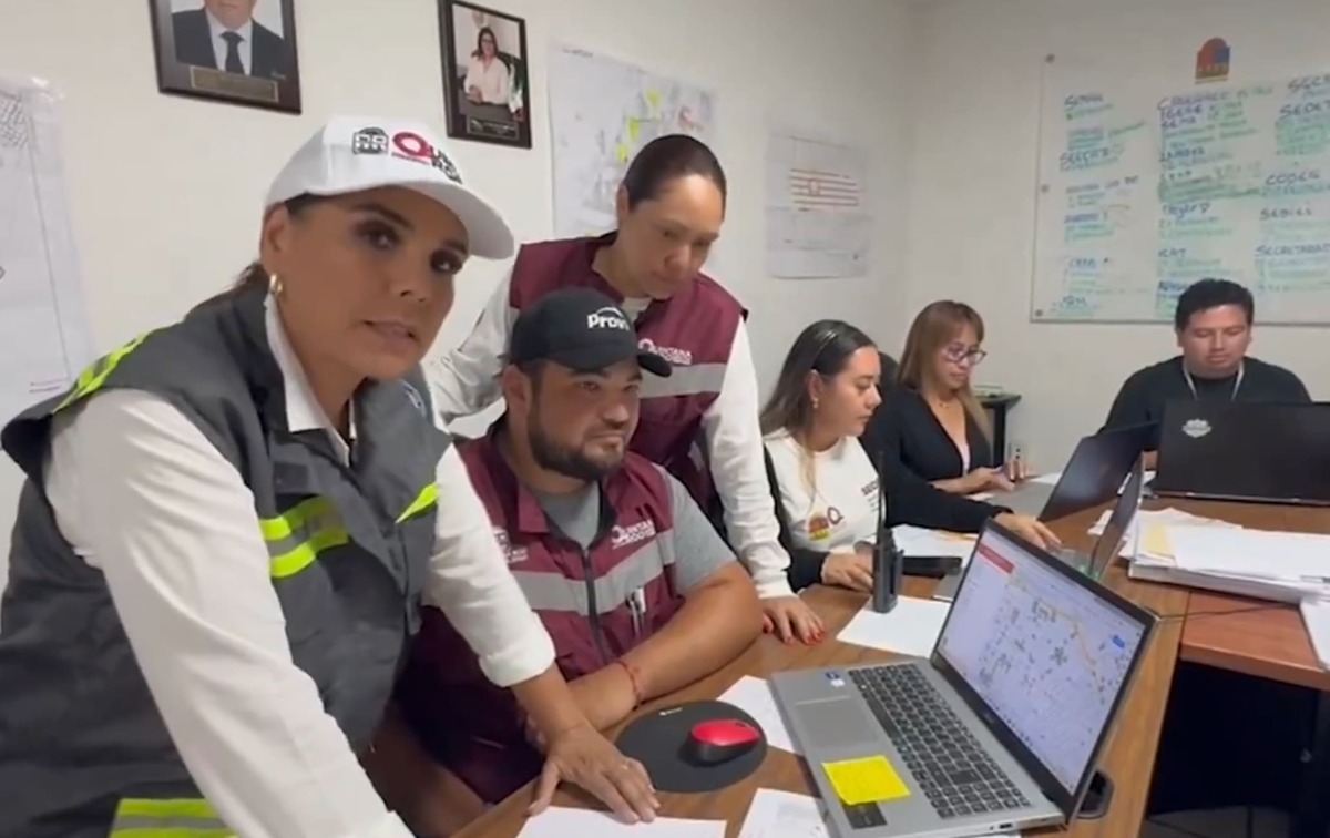 Mara Lezama con equipo de la Secretaría de Obras Públicas del Gobierno del Estado de Quintana Roo | Foto: X/@SeopQRoo