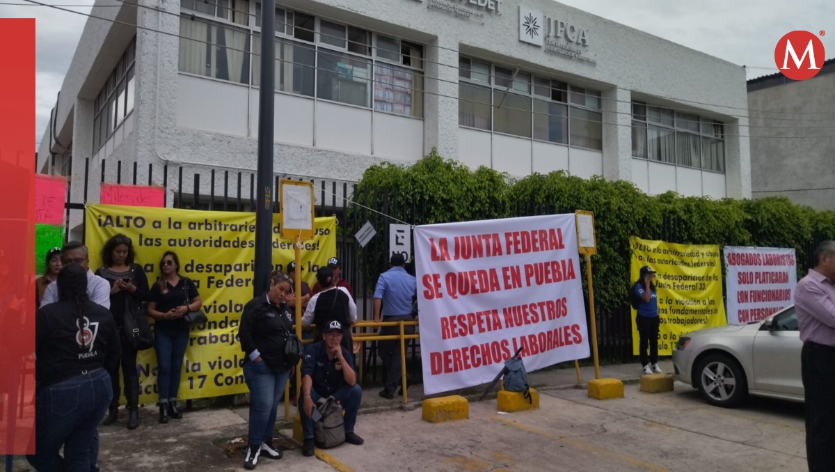 Abogados siguen protesta por cierre de Junta de Conciliación en Puebla | Verónica López