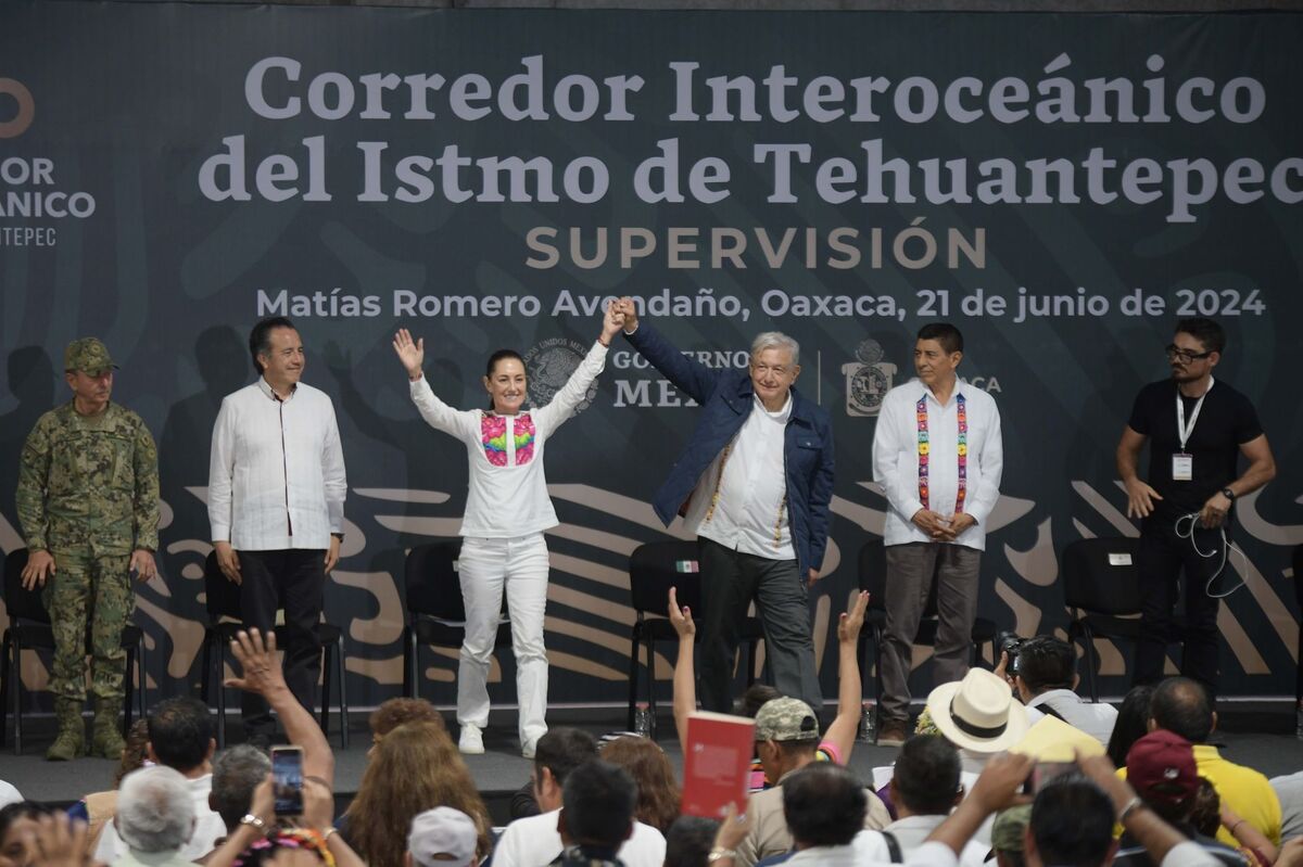 AMLO y Sheinbaum durante supervisión del Tren del Istmo. | Cuartoscuro