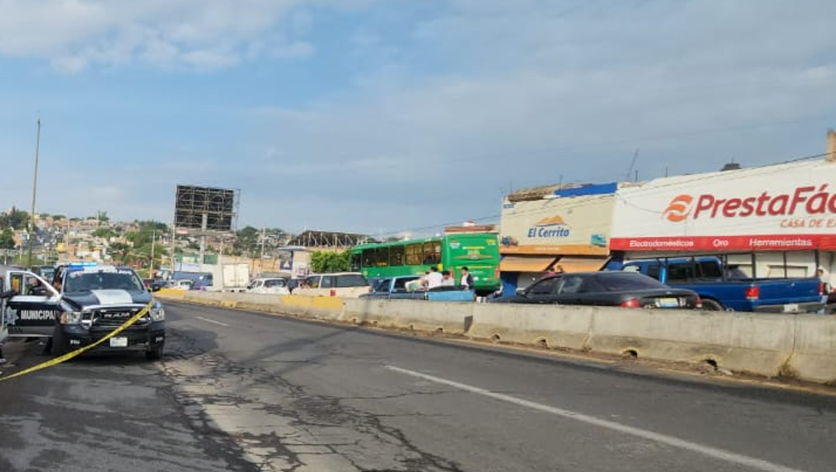 Policías de Zapopan acudieron a carretera a Saltillo luego del accidente (Juan Carlos Munguía)